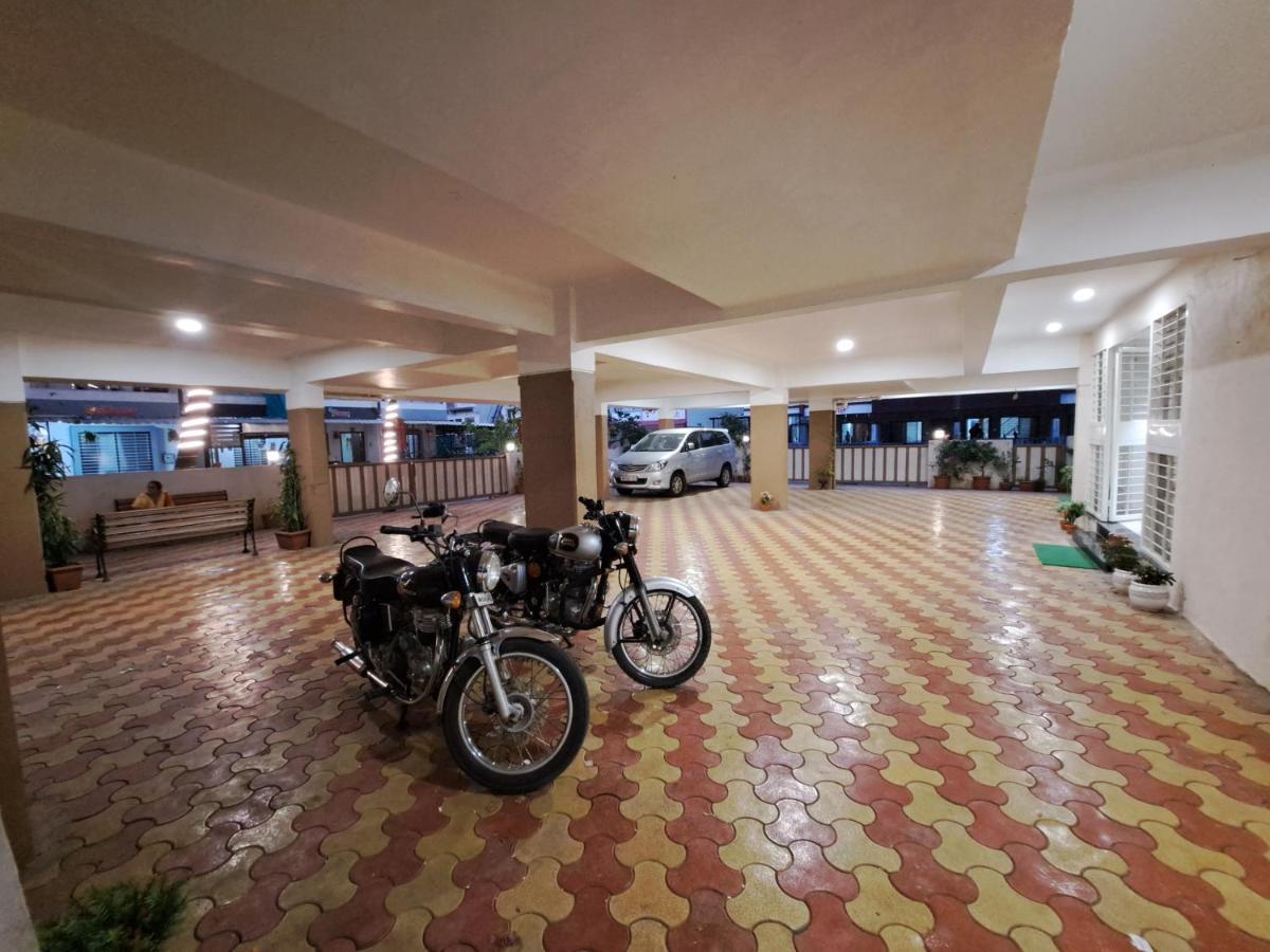 Hotel Bouquet Residency à Nashik Extérieur photo