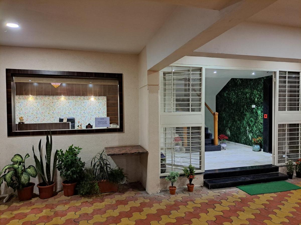 Hotel Bouquet Residency à Nashik Extérieur photo