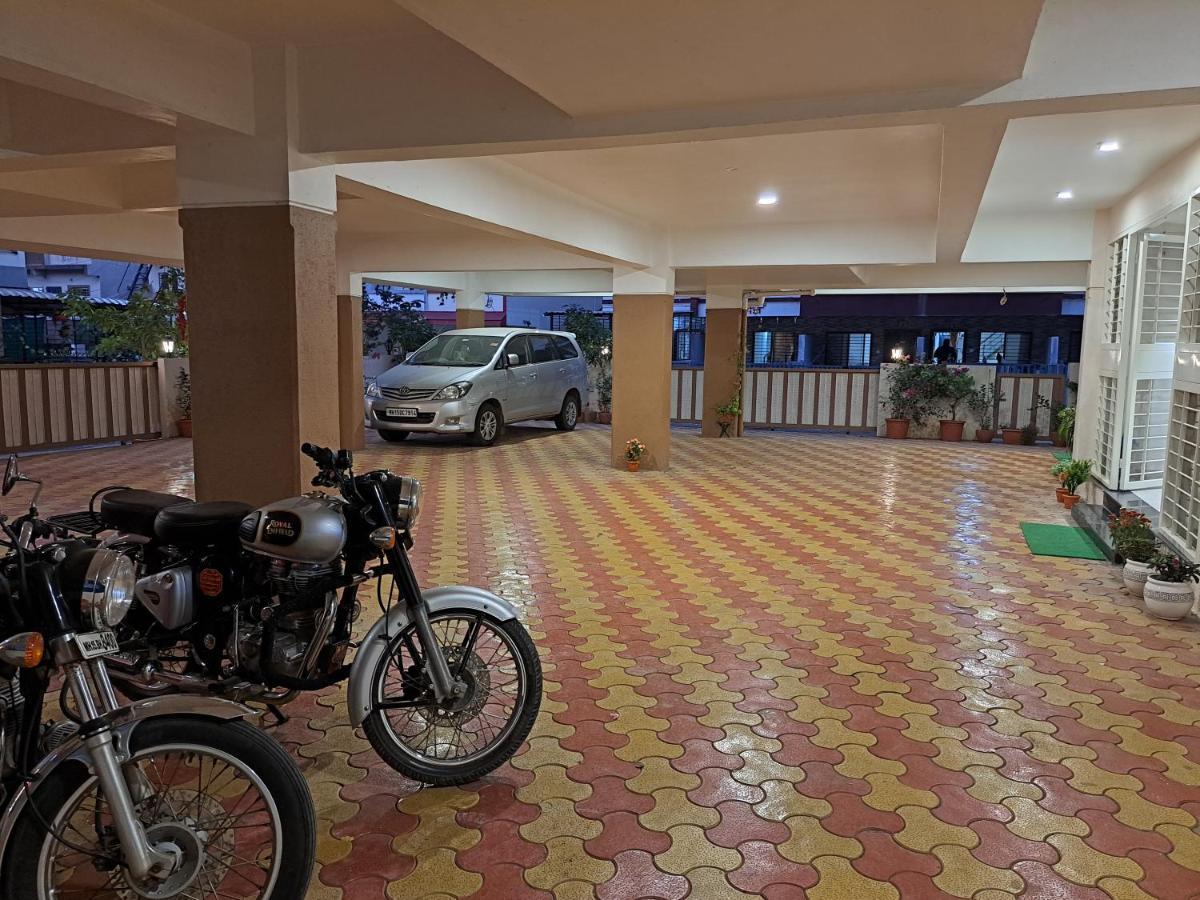 Hotel Bouquet Residency à Nashik Extérieur photo